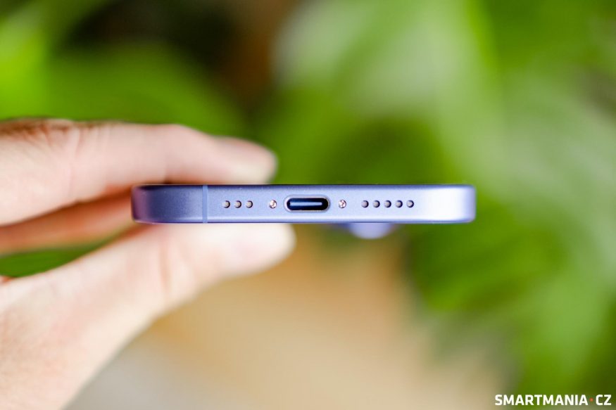 Spodní strana s reproduktorem a USB-C