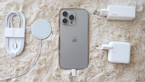 Propriety pro nabíjení iPhonu 16 Pro Max