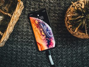 iPhone Xs s připojeným nabíjecím kabelem (ilustrační obrázek)