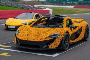 Vůz McLaren P1 postavený z Lega