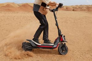 Elektrická koloběžka Segway ZT3 Pro na propagačním snímku Elektrická koloběžka Segway ZT3 Pro na propagačním snímku