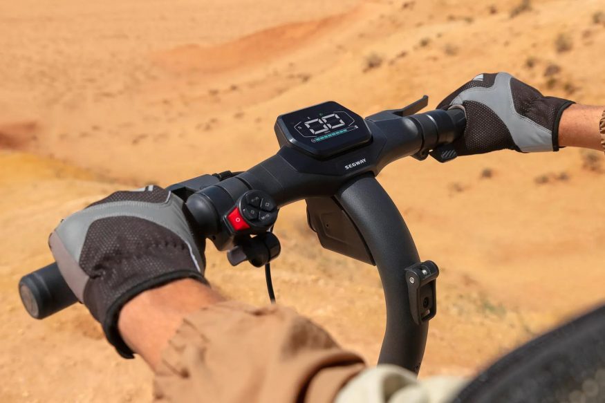Elektrická koloběžka Segway ZT3 Pro na propagačním snímku