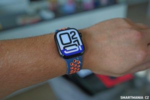 Apple Watch Series 10 se sportovním Nike řemínkem