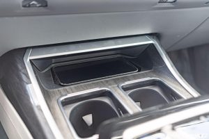 Bezdrátovou nabíječku na mobil najdete jak vpředu, tak vzadu