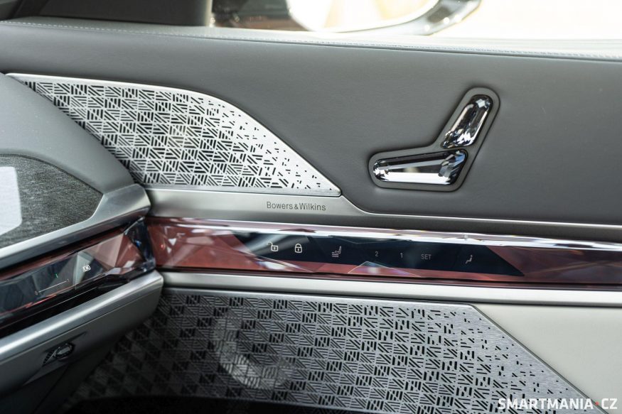 Auto je prošpikováno reproduktory křížem křážem