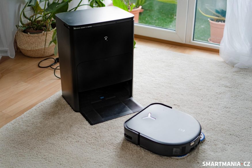 Ecovacs Deebot X5 Omni při vysávání