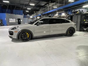 Porsche Cayenne minivan Marka Zuckerberga