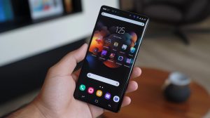 Chytrý telefon Samsung Galaxy S25 Ultra vygenerovaný umělou inteligencí (ilustrační obrázek)
