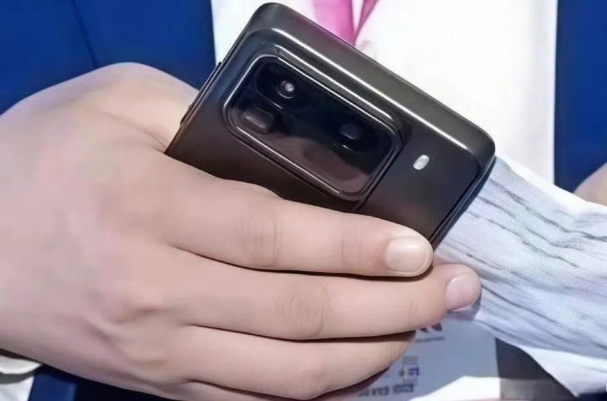 Xiaomi15 Pro v rukách viceprezidenta Xiaomi