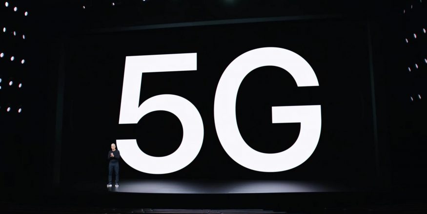 Tim Cook před nápisem 5G
