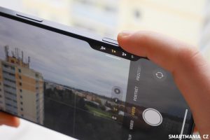 Tlačítko „Camera Control“ při focení na šířku