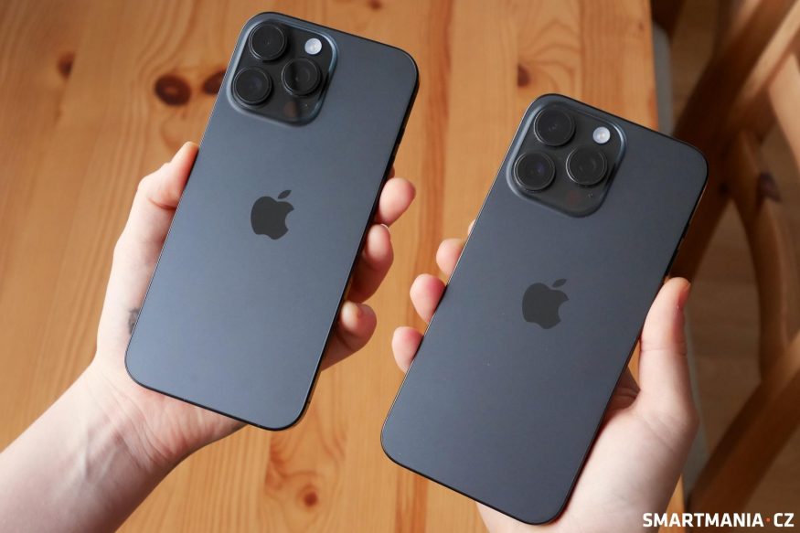 Vlevo větší iPhone 16 Pro Max, vedle iPhone 15 Pro Max