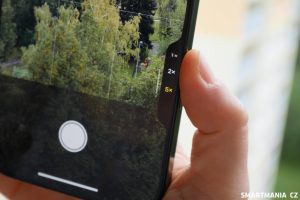 Tlačítko „Camera Control“ při focení na výšku