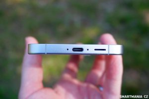 USB-C uprostřed spodku – kde jinde by taky mělo být?