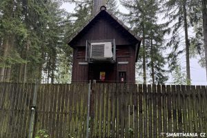 Bouda u „stromu“, kde se ukrývá řídící jednotka a usměrňovače pro napájení