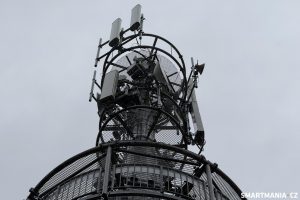 Takhle vypadá běžná anténa, tato konkrétně je na rozhledně na Mackově hoře