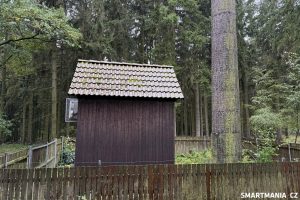 Když už si na stromu nevšimnete ničeho zvláštního, dřevěná oplocená budka vám napoví