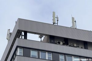 Pohled na středu administrativní budovy, kde se nachází několik antén společnosti Nokia