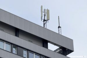 Pohled na středu administrativní budovy, kde se nachází několik antén společnosti Nokia