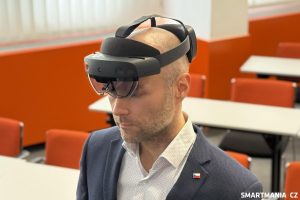 Ing. Pavel Mašek, Ph. D. z VUT v Brně demonstruje využití Holo Lens 2