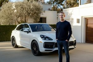 Porsche Cayenne s Markem Zuckerbergem (ilustrační obrázek)