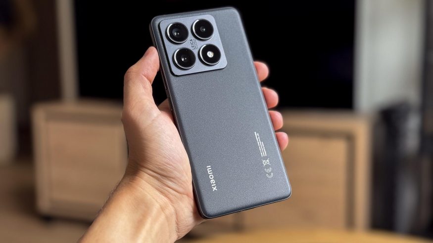 Smartphone Xiaomi 14T Pro v ruce uživatele
