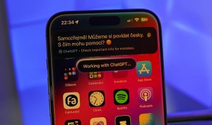 ChatGPT zavolaná přes Siri už s námi občas zvládne komunikovat v češtině