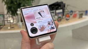 Přímo v centrále značky Honor v čínském Šen-čenu jsme si vyzkoušeli véčko Magic V Flip. Smartphone se pyšní 4″ vnějším displejem i špičkovou hardwarovou výbavou. Prodává se pouze v Číně, kde jej seženete přibližně za 16 500 Kč.