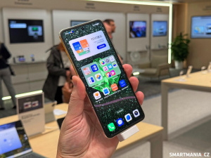 Vnitřní LTPO OLED displej disponuje velikostí 6,8 palce, rozlišením 1080 × 2520 pixelů, podporou HDR a Dolby Vision, obnovovací frekvencí 120 Hz, maximálním jasem 3000 nitů či pulzně šířkovou modulací (PWM) 3840 Hz pro ochranu zraku.