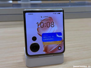Větší pozornost nicméně vzbuzuje vnější 4″ LTOP OLED panel s rozlišením 1092 × 1200 pixelů (jemnost 405 ppi), 120Hz obnovovací frekvencí, maximálním jasem 1600 nitů a 2160Hz PWM.