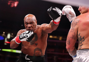 Boxer Mike Tyson během zápasu proti Jake Paulovi