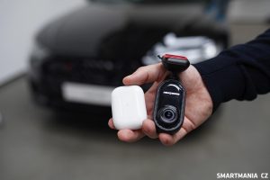 Kamera Nextbase Piqo a porovnání velikosti s AirPods Pro
