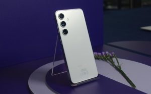 Samsung Galaxy S24 ve světlé barvě