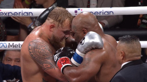 Snímek ze závěru zápasu Tyson vs. Paul