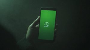 Logo aplikace WhatsApp na chytrém telefonu (ilustrační obrázek)