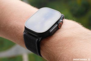 Na ruce působí černé Apple Watch výrazně elegantnějším dojmem