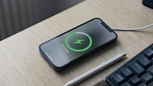 Apple iPhone ležící na bezdrátové nabíječce