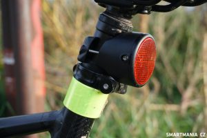 Odrazka dodávaná k Bike Trackeru je masivní, ale na teleskopickou sedlovku se sotva vešla