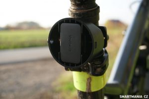 Lokátor se v odrazce neklepe, drží bez slyšitelného klepání