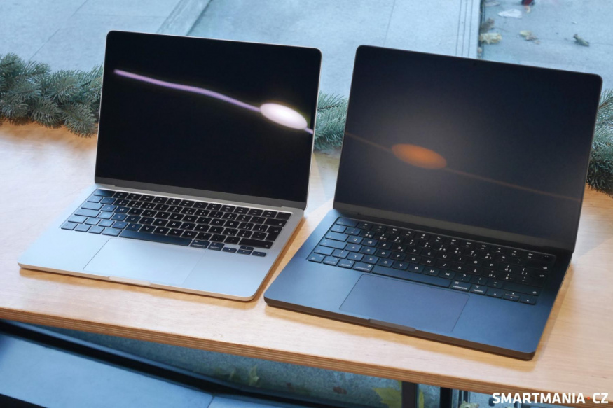 Srovnání s MacBookem Air (vlevo) bez antireflexní vrstvy