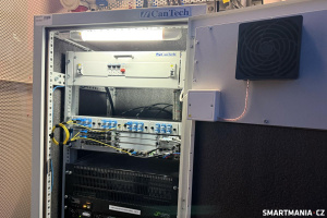 Rack s panelem pro optiku a napájení, do budoucna zde bude i ventilace