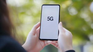 5G telefon v ruce