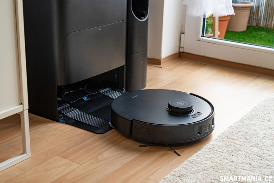 Ecovacs Deebot T30S najíždí do stanice