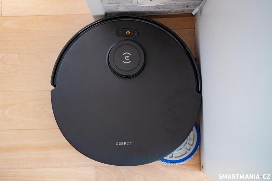 Deebot T30S vysaje i v rohu a boční mop umí vyjet k okrajům