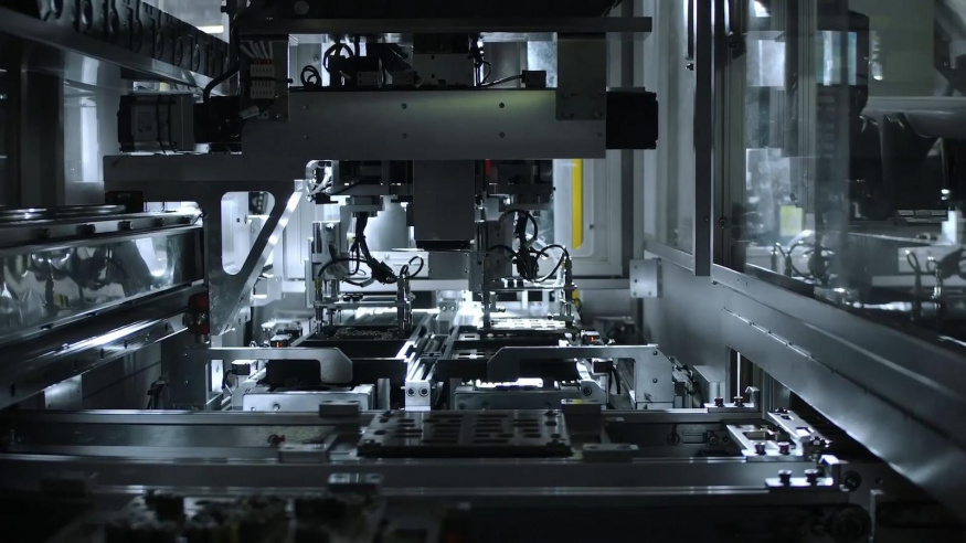 Tento stroj osazuje základní desku nejrůznějšími čipy Tento stroj osazuje základní desku nejrůznějšími čipy