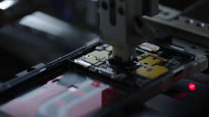 Část výrobní linky, kde Honor kompletuje své smartphony