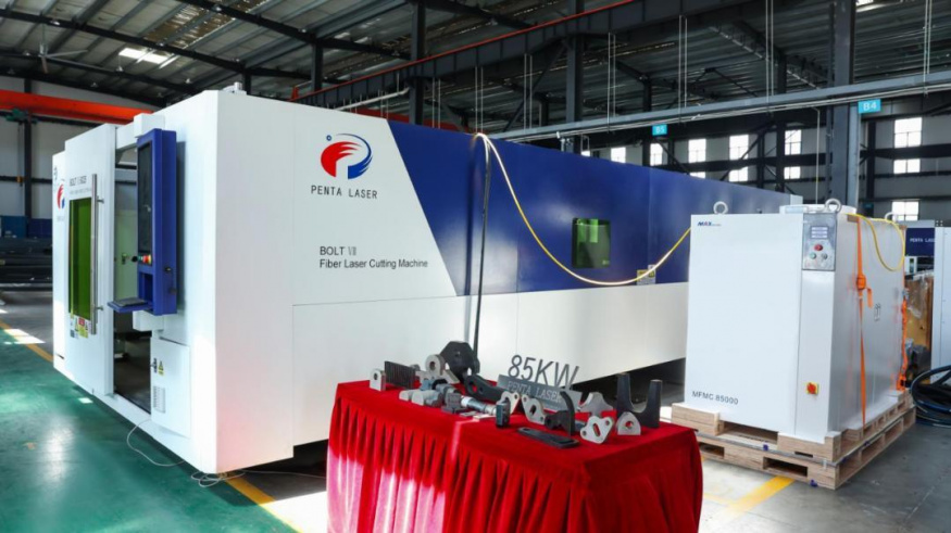 Unikátní laserový stroj od společnosti Penta Laser s výkonem 60 kW. Ve vývoji už je i výkonnější model s 85 kW. Unikátní laserový stroj od společnosti Penta Laser s výkonem 60 kW. Ve vývoji už je i výkonnější model s 85 kW.