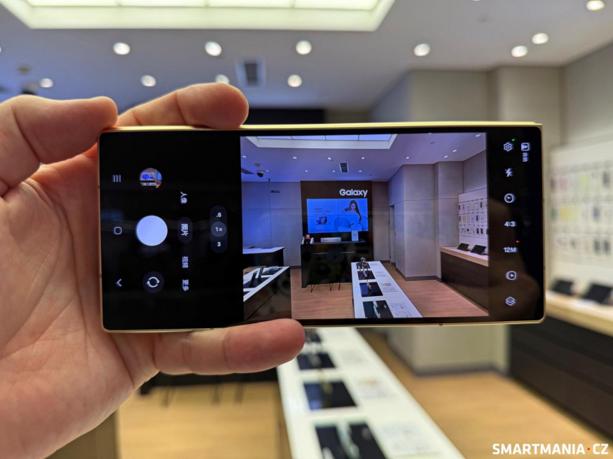 Samsung W25 s ohebným displejem