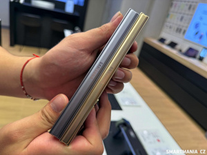 Srovnání: Samsung W25, vs. klasický Galaxy Z Fold 6