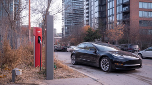 Tesla Model 3 parkující ve městě (ilustrační obrázek)